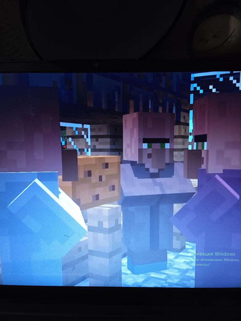 На экране фотография из Minecraft: несколько пиксельных жителей с большими носами, в нижней части видна надпись об активации Windows.