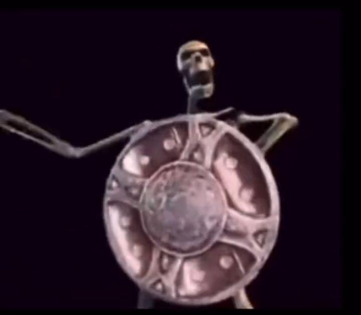 Я: случайно роняю меч и щит в маинкрафт.
Также скелет: