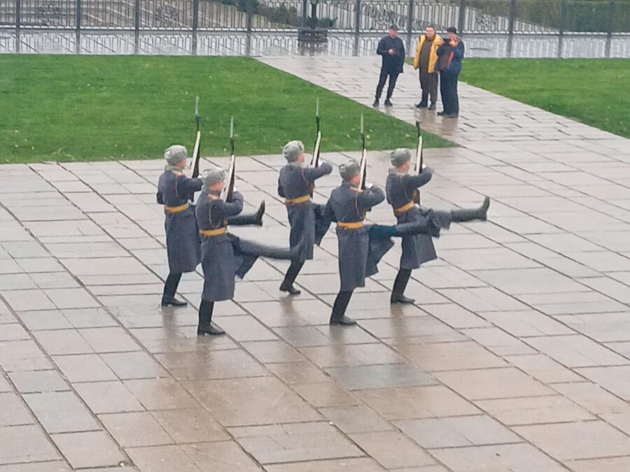 Смена караула производится. Караул. Смена Пажеского караула.