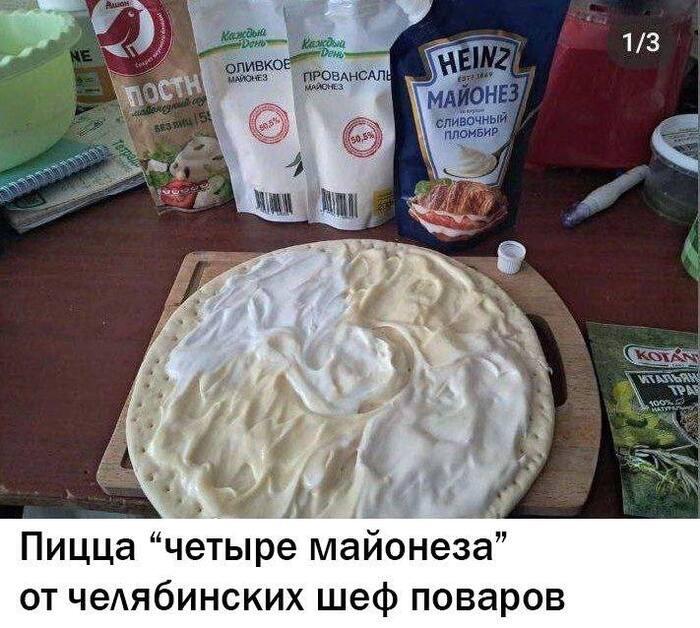 На доске лежит основа для пиццы, щедро намазанная белым соусом, с надписью «Пицца четыре майонеза» и пакетами с майонезом на заднем плане