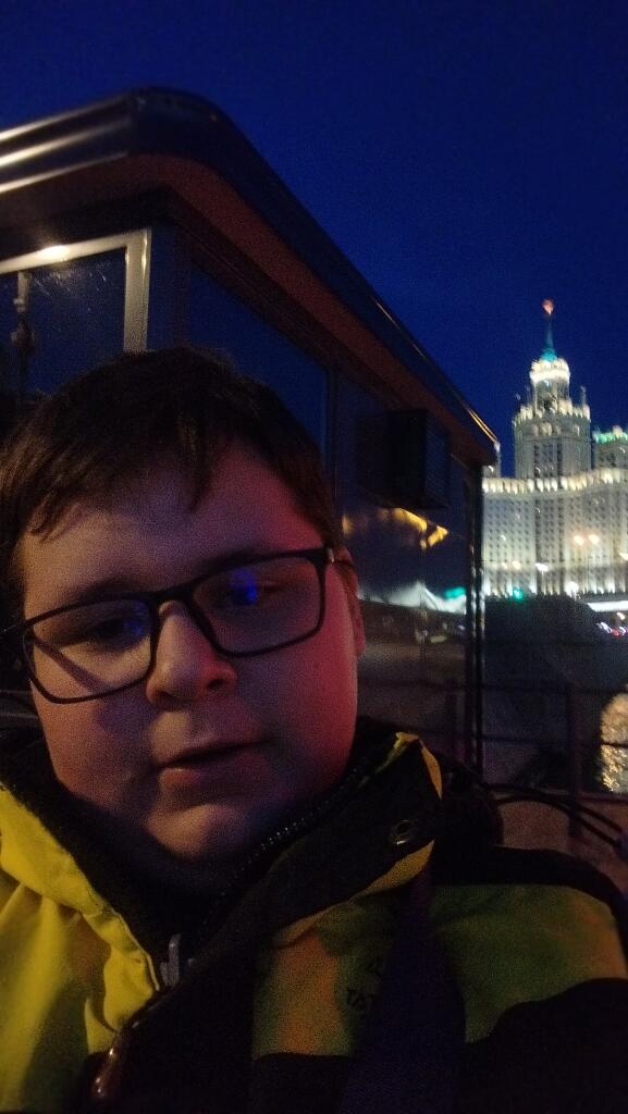Вид на реку и подсвеченный ночной город с моста, на горизонте закатное небо и силуэты зданий с шпилями (5 из 6)