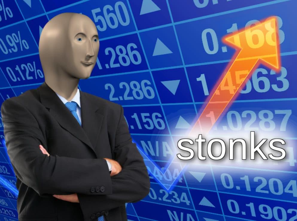 Фигурка Stonks в костюме на фоне растущего графика акций