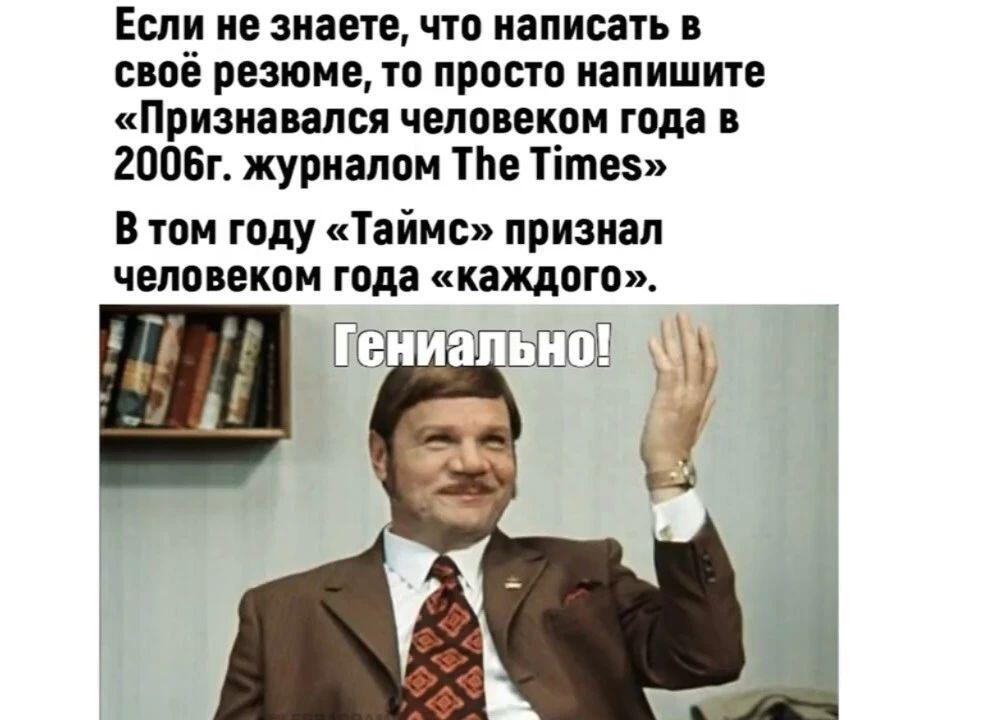 Рыжий кот держит лапами лицо человека и спрашивает, где его Наташенька (5 из 10)