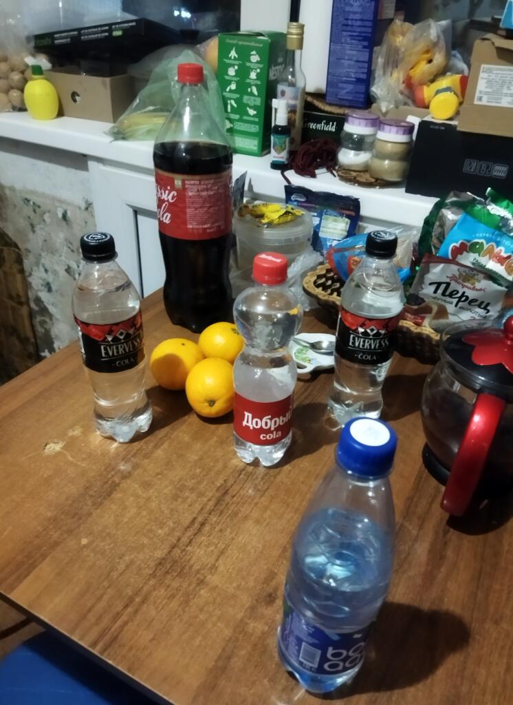 С вами программа "В мире животных"
Здесь вы можете наблюдать как 3 бутылки из под колы защищают колу от самой обычной во