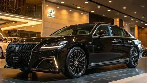 Белый седан Toyota Crown на брусчатке с подписью Дикая и после вмешательства человека (2 из 2)