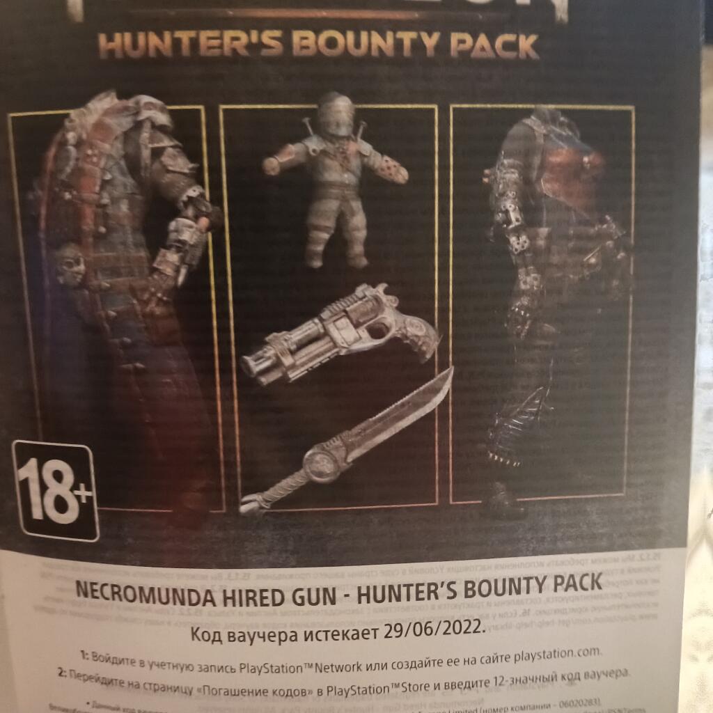 На фото упаковка ваучера Necromunda Hired Gun Hunter's Bounty Pack с надписью 18+ и датой истечения кода