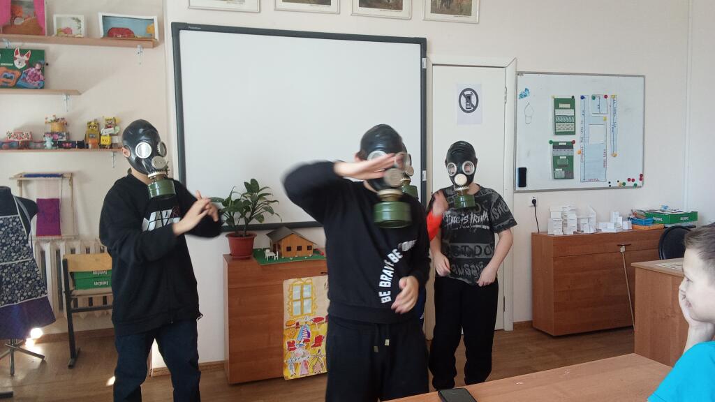 Всем привет! Я знаю что я не популярный блогер, но я знаю что меня долго не было так что держите смешную картинку.