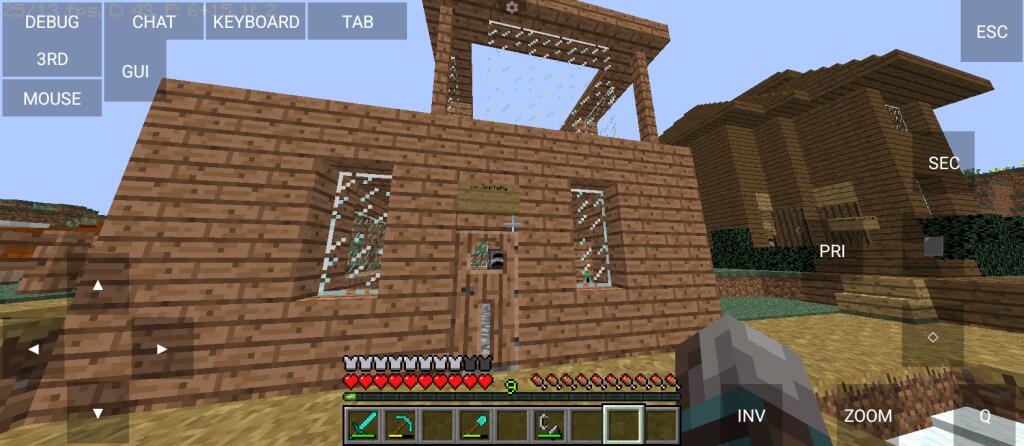 Скриншот из игры Minecraft с интерфейсом управления на экране (2 из 7)