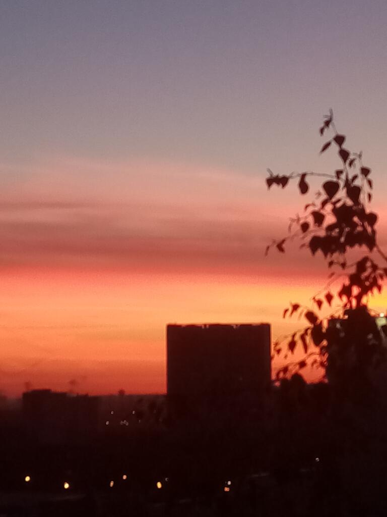 Время 6:09 когда я проснулся сегодня, и сделал фотографию этого прекрасного рассвета.