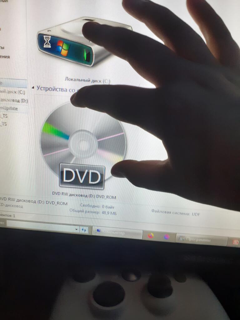 Я:"пытаюсь взять DVD диск из монитора"