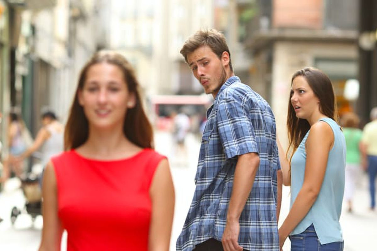 Шаблон мема «Парень смотрит на другую девушку» (Distracted Boyfriend)