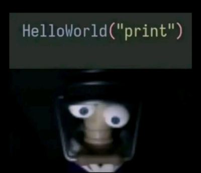 Вверху код HelloWorld(print), внизу перекосившееся лицо персонажа с выпученными глазами на чёрном фоне